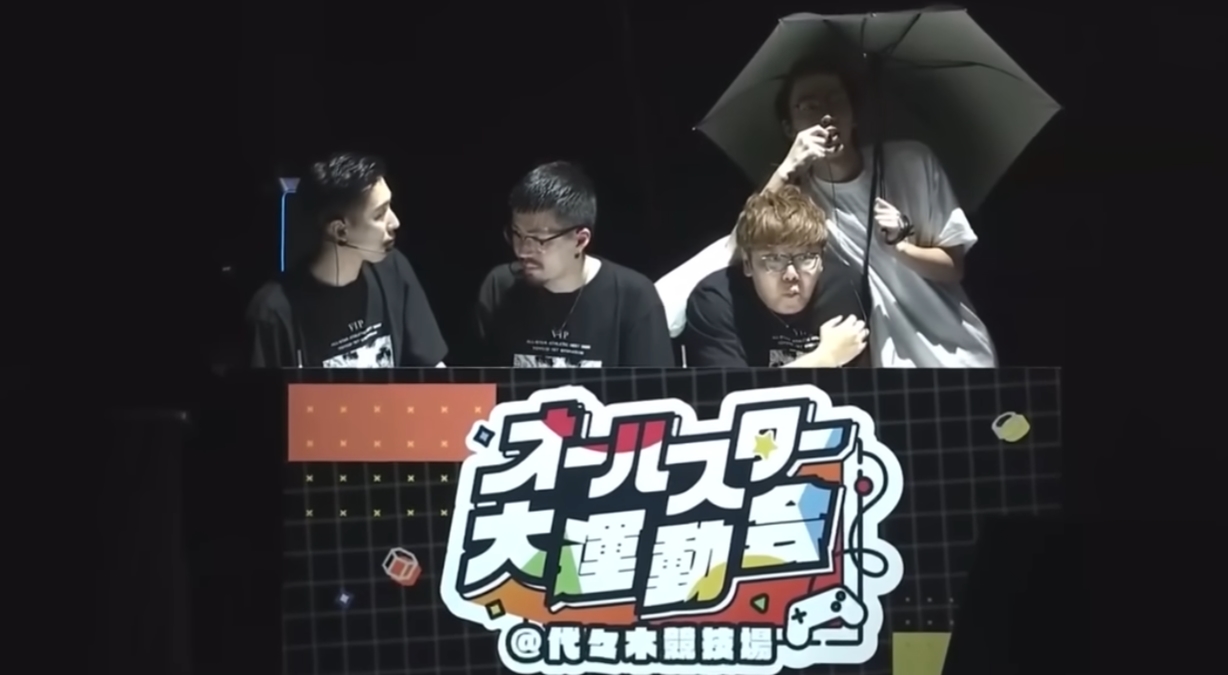 A suspicious individual invades the stage and steals popular YouTuber Hikakin’s mic during an influencer event