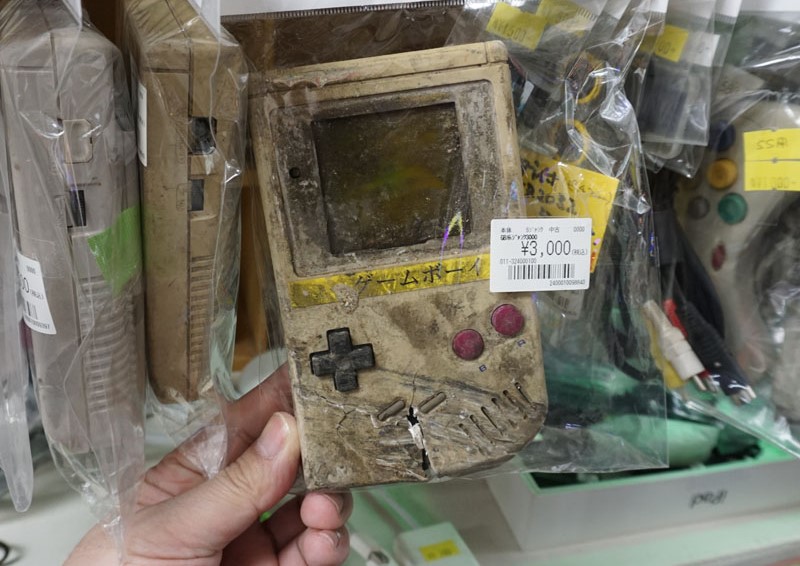 Cracked and dirty Nintendo Game Boy retailing for 3000 yen