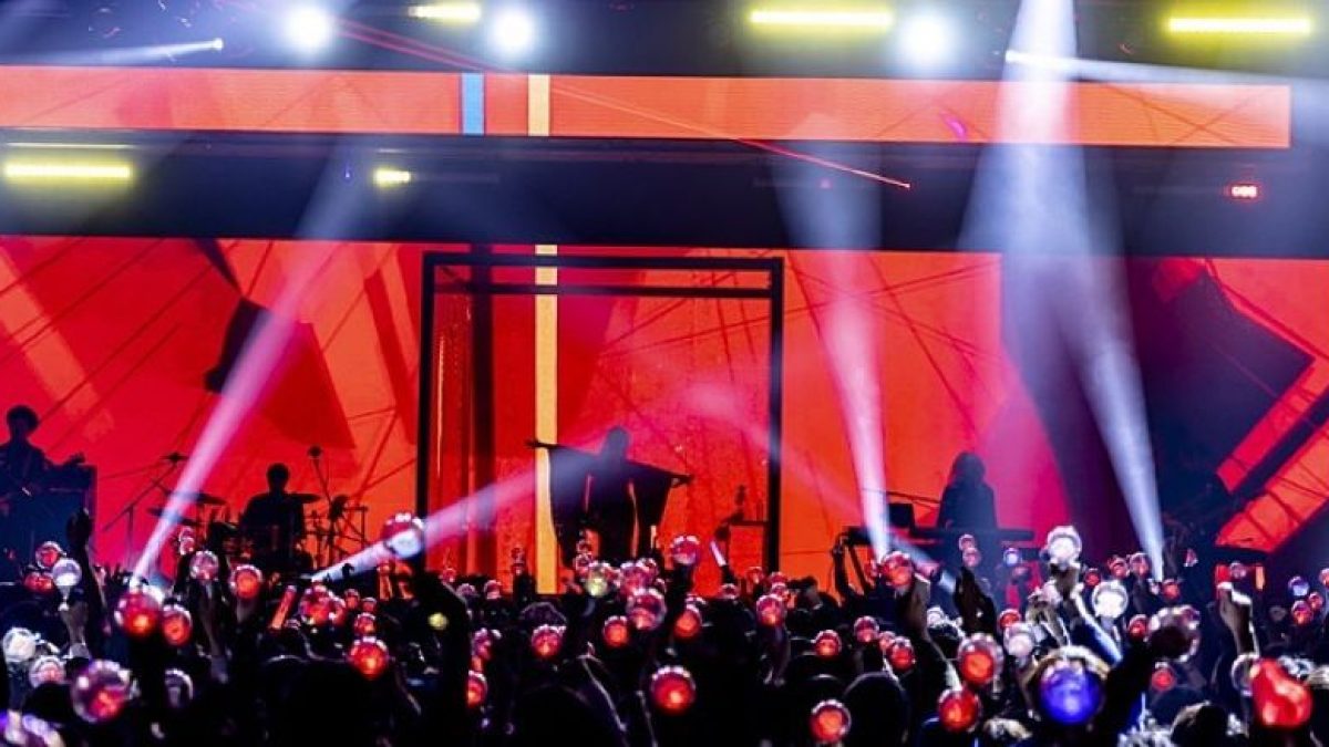 Japanese singer to greet fans from inside a box to keep her