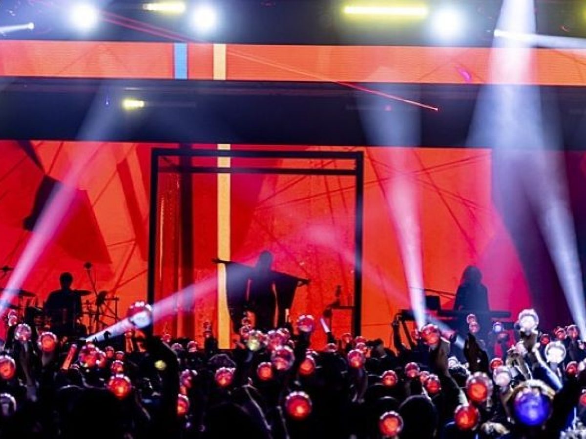 Ado ライブ パペット ブレスレット Japanese singer to greet fans from inside a box to keep her