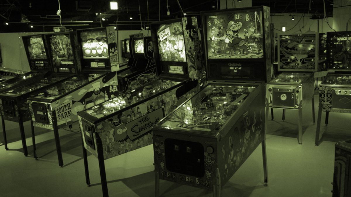 アメリカのピンボールゲームのカタログ。【英文】。 1200px-Addams_family_pinball.jpg