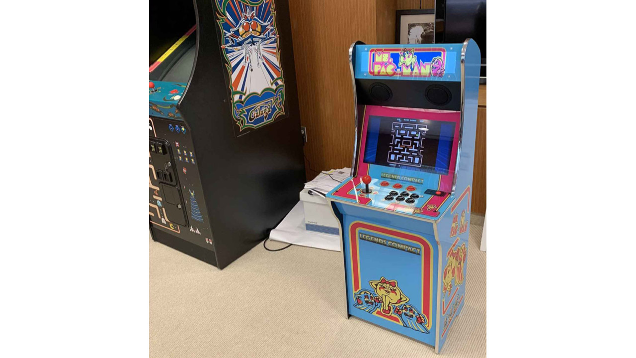 海外ゲーム機器メーカーが『ミズ・パックマン』の小型アーケード筐体を 