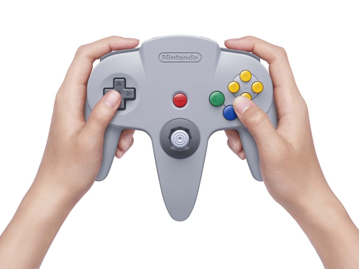 Nintendo Switch向けに販売予定の、NINTENDO 64コントローラーの“持ち