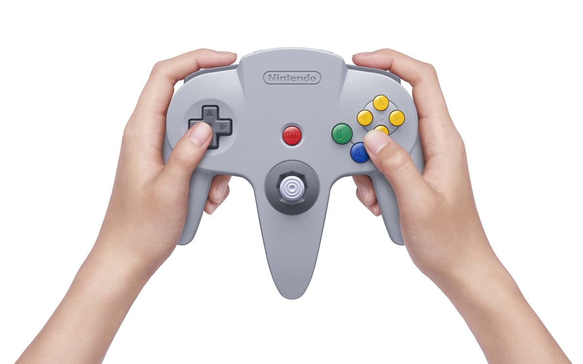 Nintendo Switch向けに販売予定の、NINTENDO 64コントローラーの“持ち