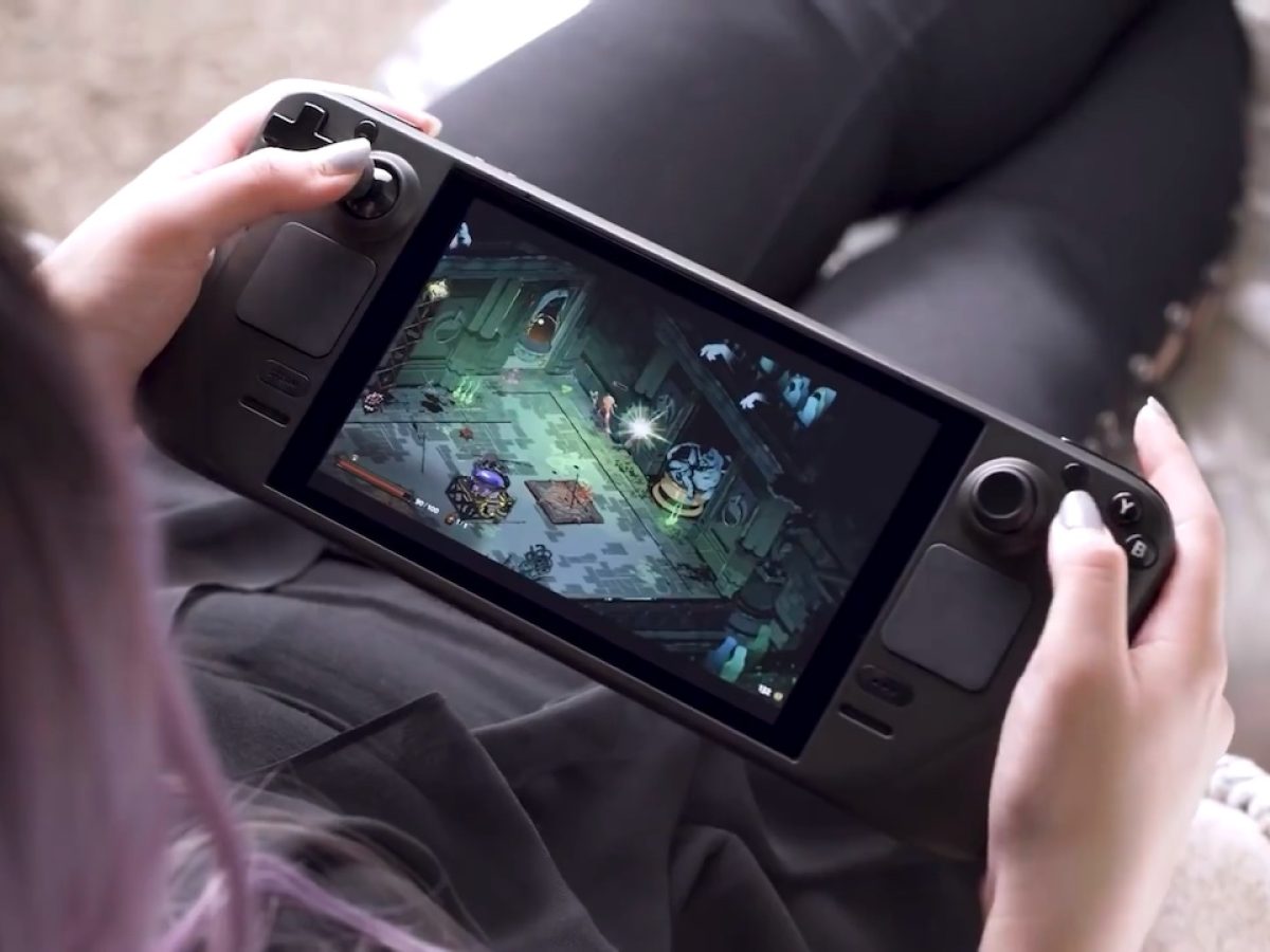 Valveの携帯型PCゲーム機「Steam Deck」は意外に大きい