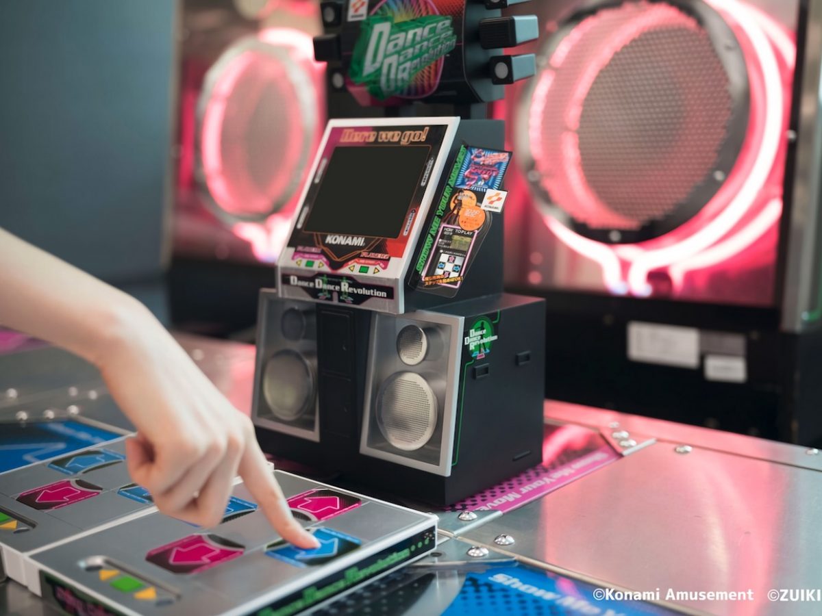 ミニゲーム機「DanceDanceRevolution Classic Mini」発表。アーケード筐体が1/5サイズで再現され手でプレイ可、『DDR』 専用コントローラーにも対応 - AUTOMATON