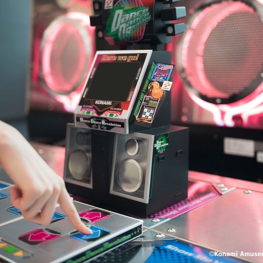 ミニゲーム機「DanceDanceRevolution Classic Mini」発表。アーケード筐体が1/5サイズで再現され手でプレイ可、『DDR』 専用コントローラーにも対応 - AUTOMATON