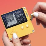 クランクを回して遊ぶ携帯機「Playdate」ついに“注文後にいつでも発送可能”に。予約受付分の出荷完了したため 20240214-282447-header