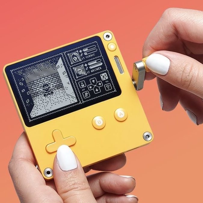 クランクを回して遊ぶ携帯機「Playdate」ついに“注文後にいつでも発送