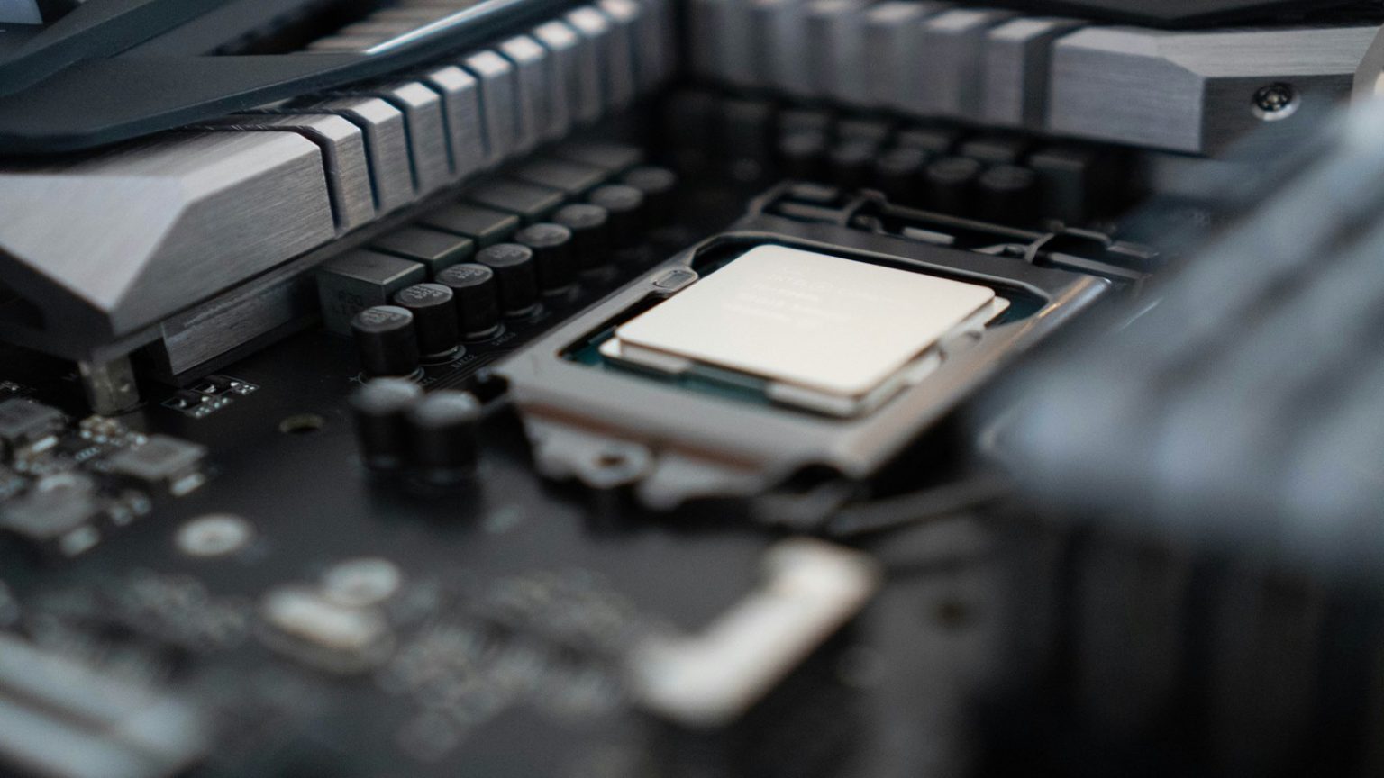 中国で「サーバー向けCPU」が品薄との報道、納期は“最長半年延長”。AIデータセンター向け需要急増はメモリだけにとどまらず - AUTOMATON