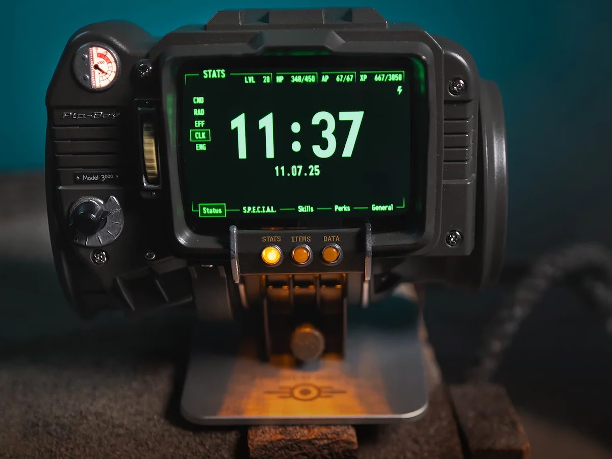 ゲームキャラクター fallout pipboy3000 Edition Fallout Pip-Boy 3000 レプリカ」6月19日に国内発売決定、お値段7万